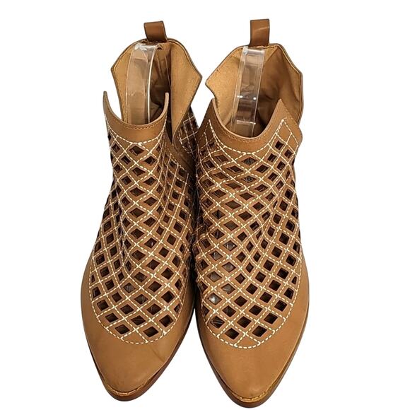 Cape Robbin Womens Vegan Leather Tan Cutout Pull On Tab 1.5" Heel Booties Size 8 - Picture 2 of 9